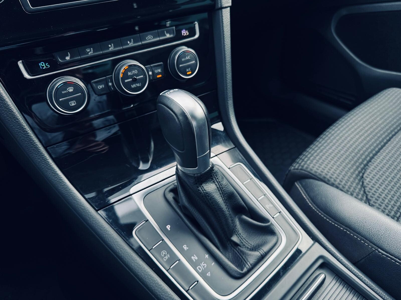 Volkswagen Golf - zdjęcie 27