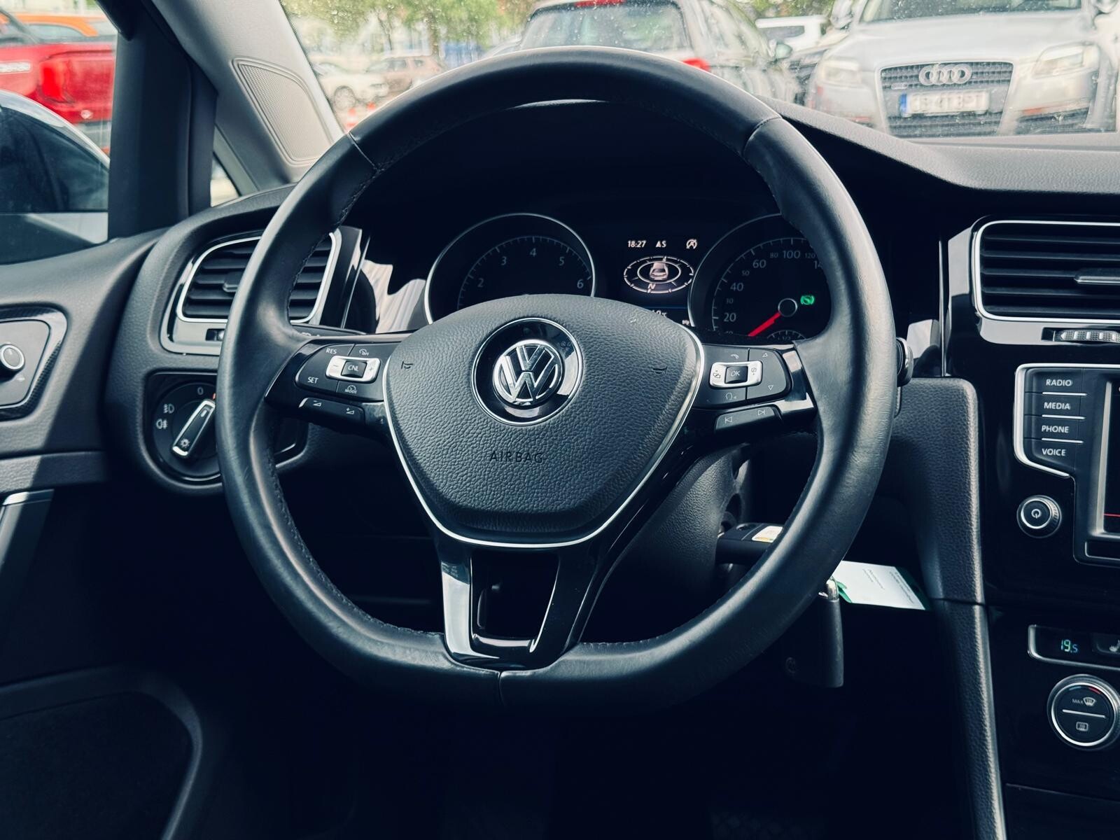Volkswagen Golf - zdjęcie 18