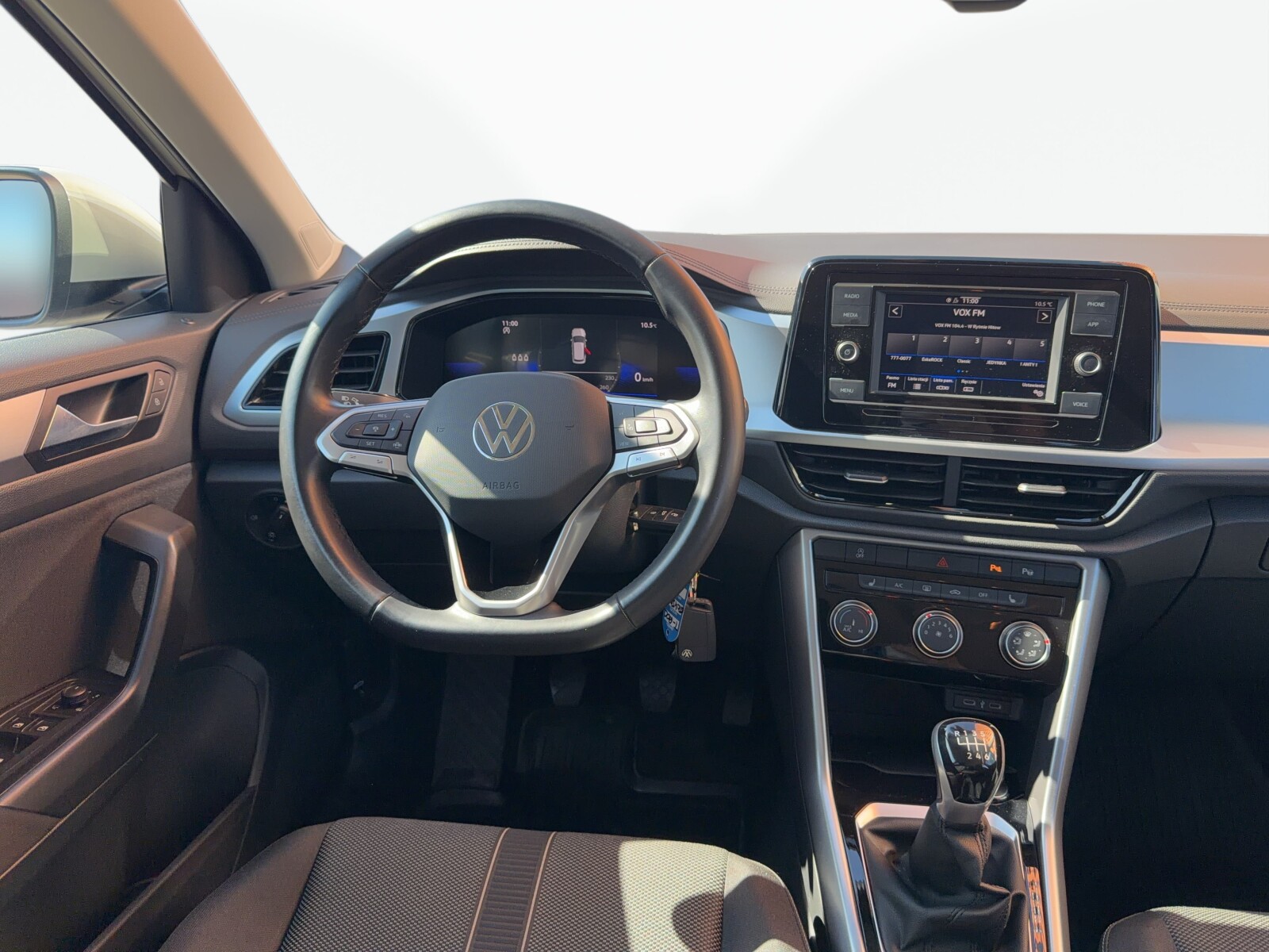 Volkswagen T-Roc - zdjęcie 17
