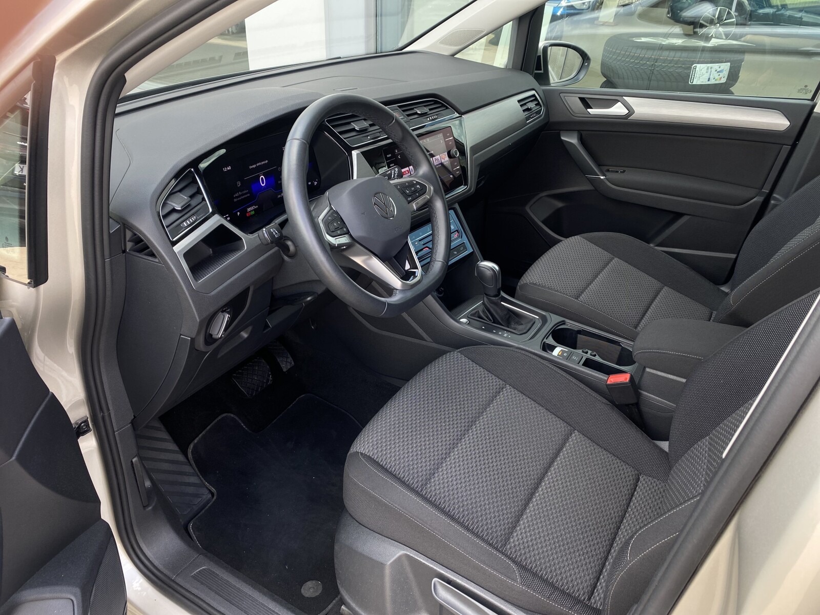 Volkswagen Touran - zdjęcie 9