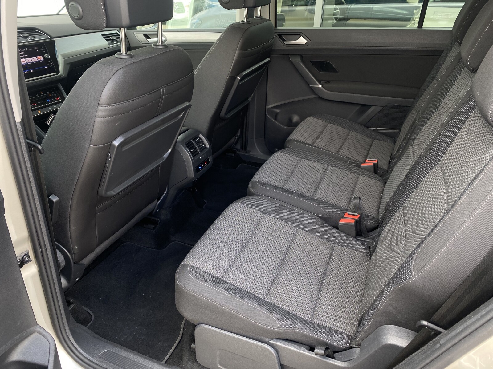 Volkswagen Touran - zdjęcie 24