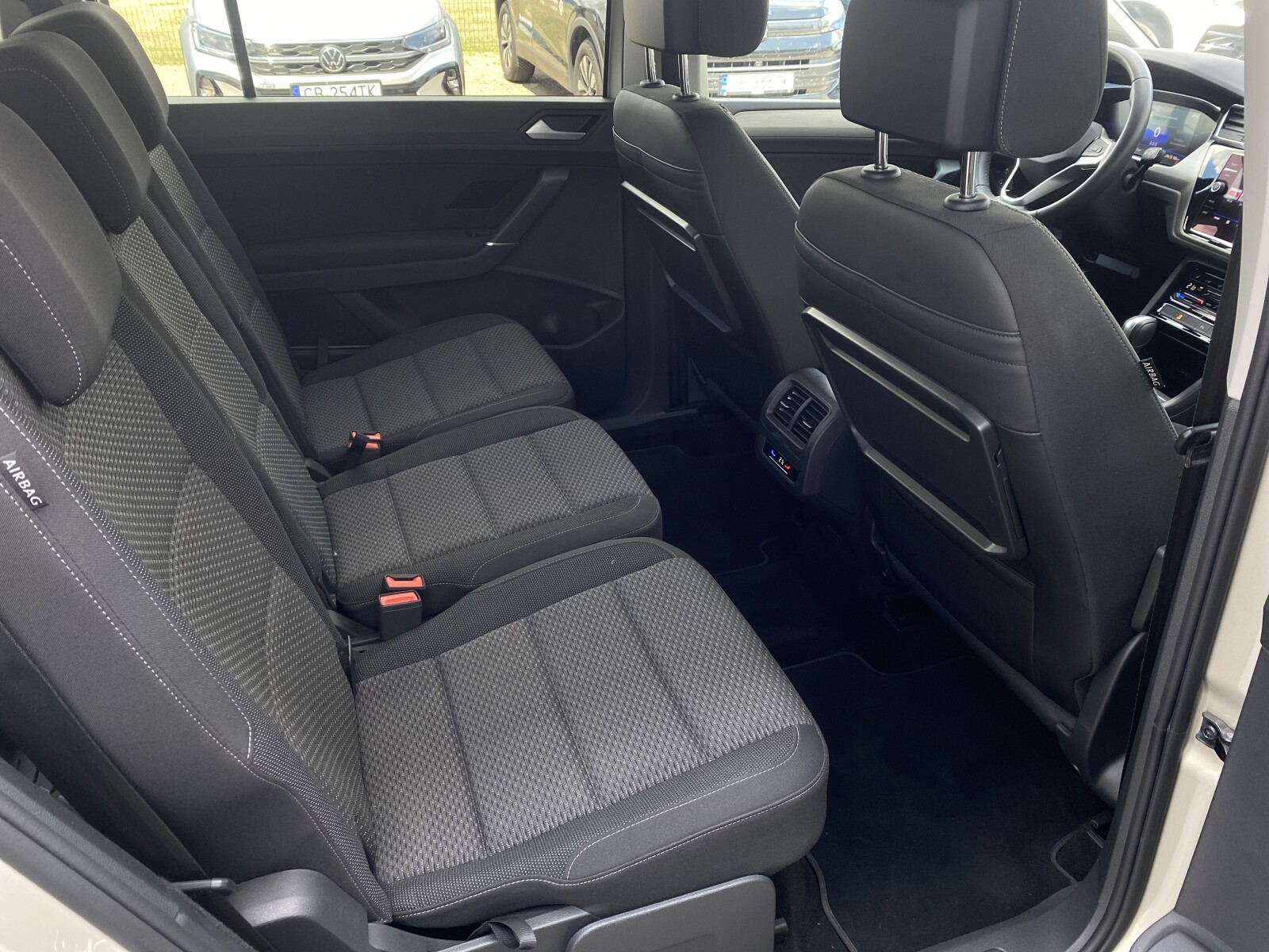 Volkswagen Touran - zdjęcie 27