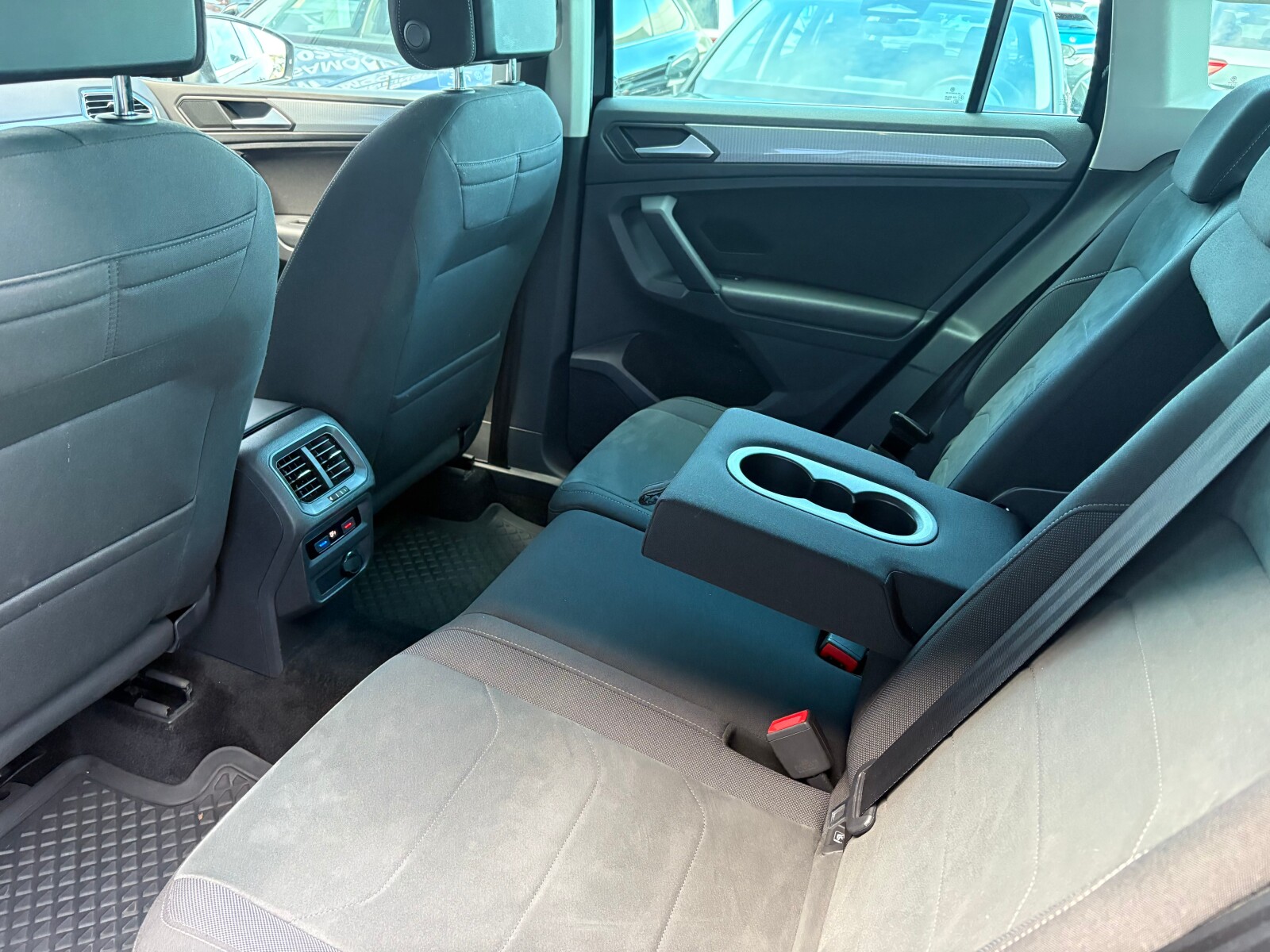 Volkswagen Tiguan - zdjęcie 14
