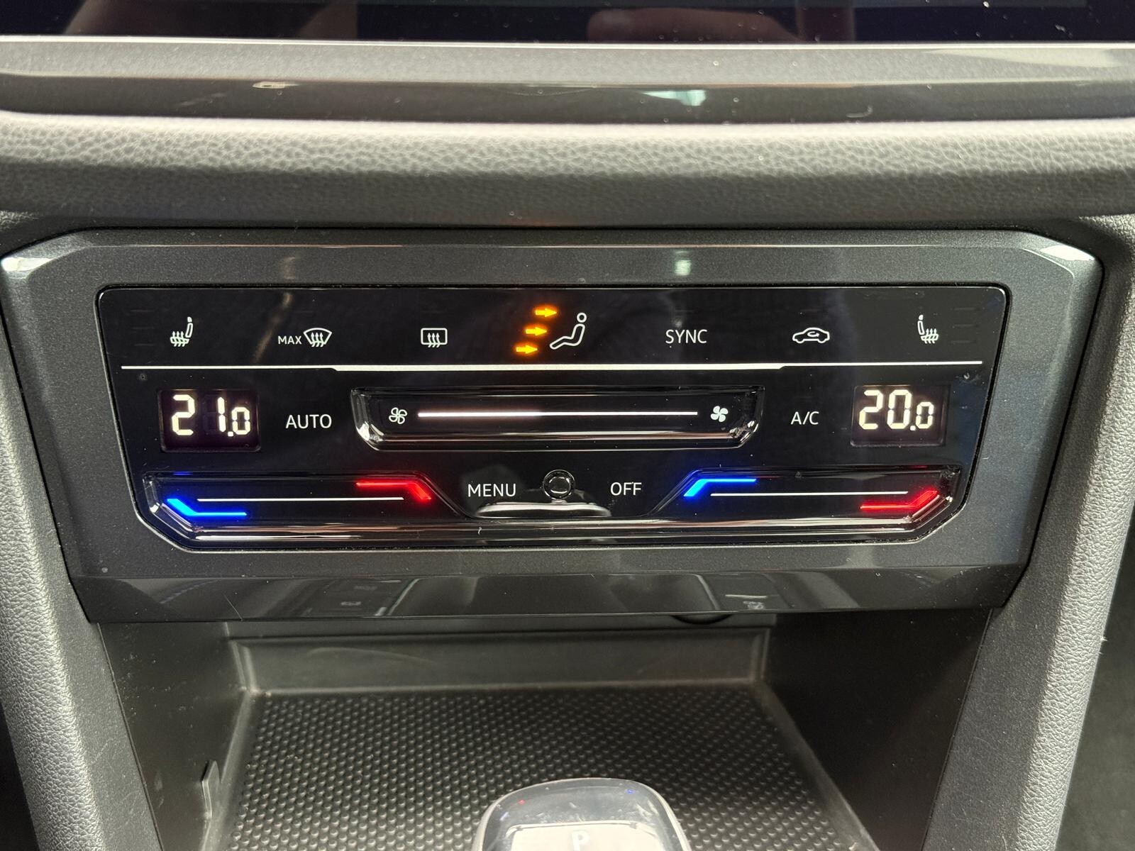 Volkswagen Tiguan - zdjęcie 21