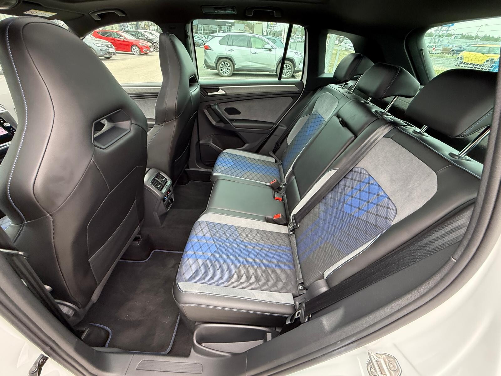 Volkswagen Tiguan - zdjęcie 17