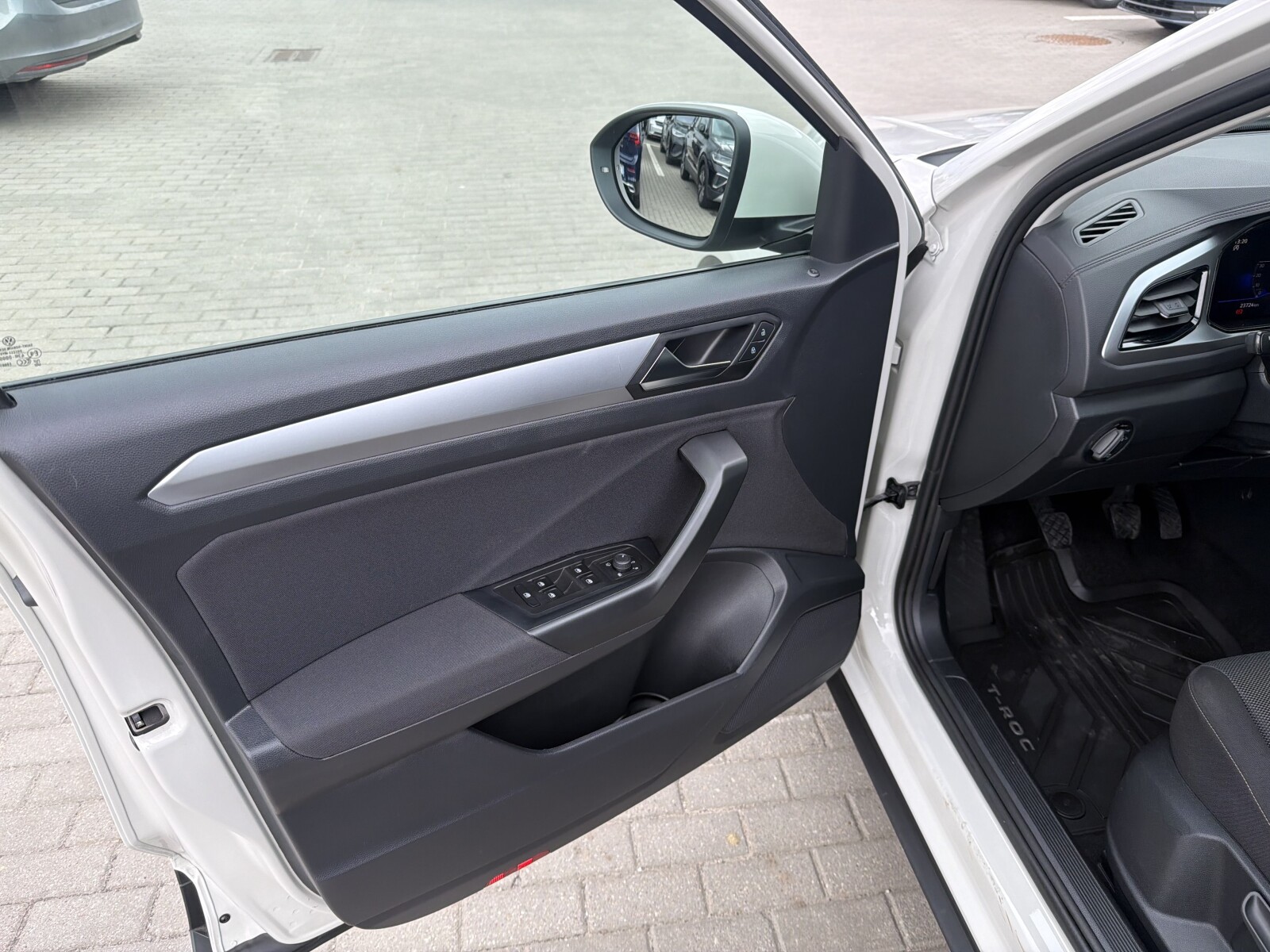 Volkswagen T-Roc - zdjęcie 26