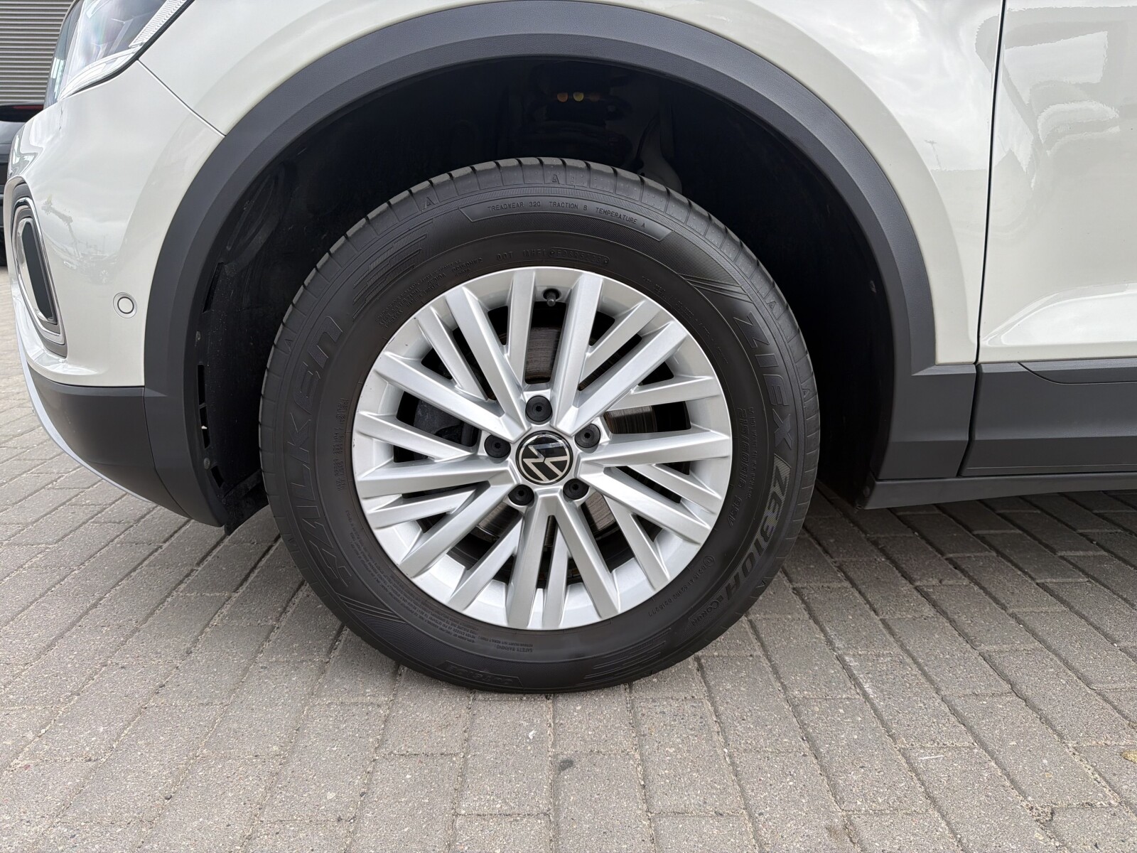 Volkswagen T-Roc - zdjęcie 16