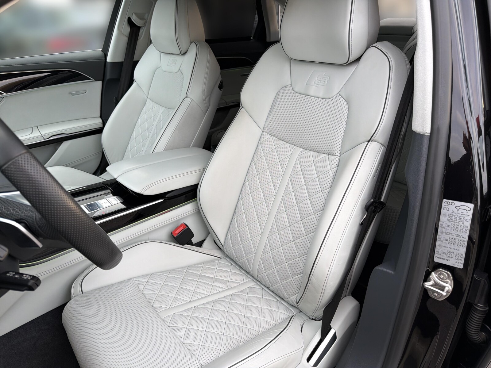 Audi A8 - zdjęcie 12