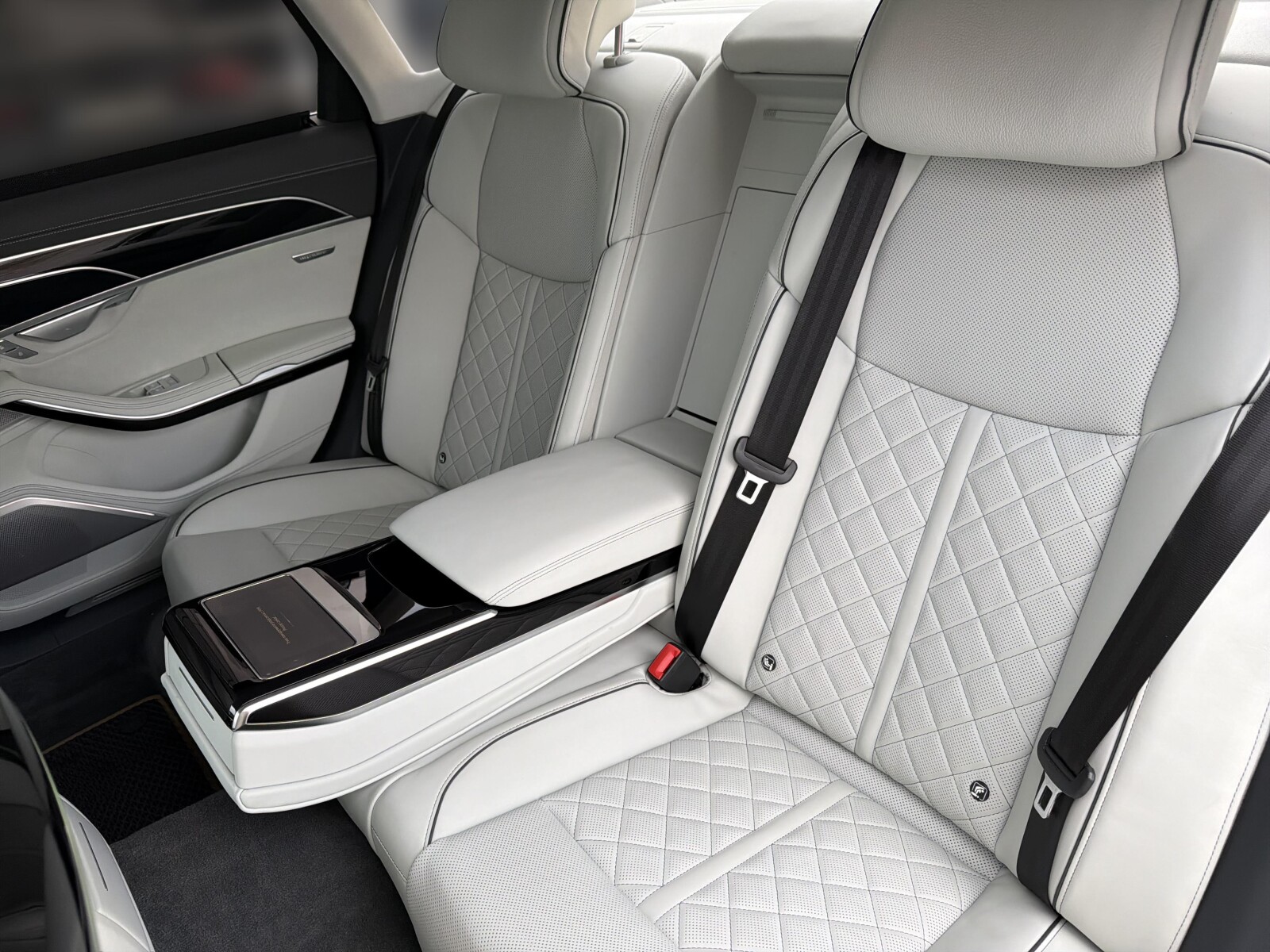 Audi A8 - zdjęcie 13