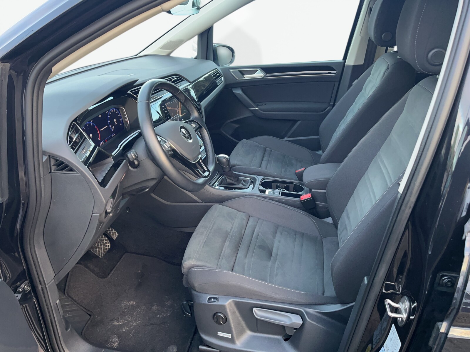 Volkswagen Touran - zdjęcie 18