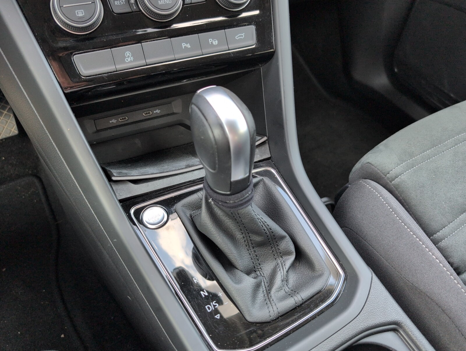 Volkswagen Touran - zdjęcie 35