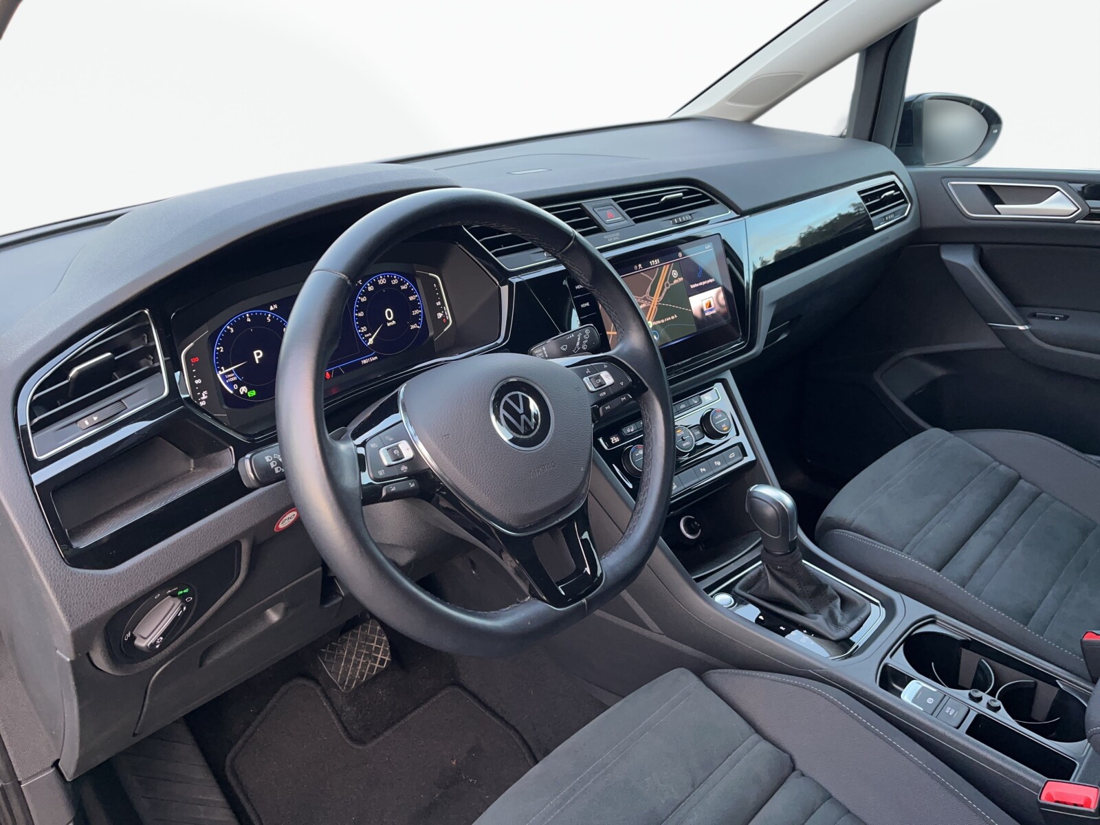Volkswagen Touran - zdjęcie 21