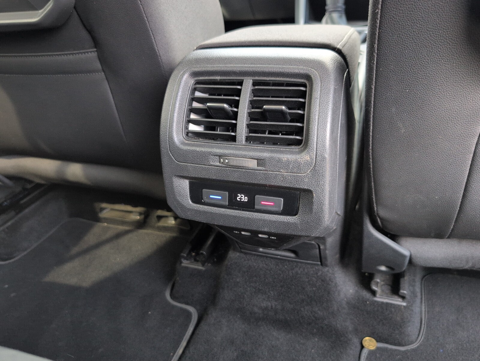 Volkswagen Touran - zdjęcie 15