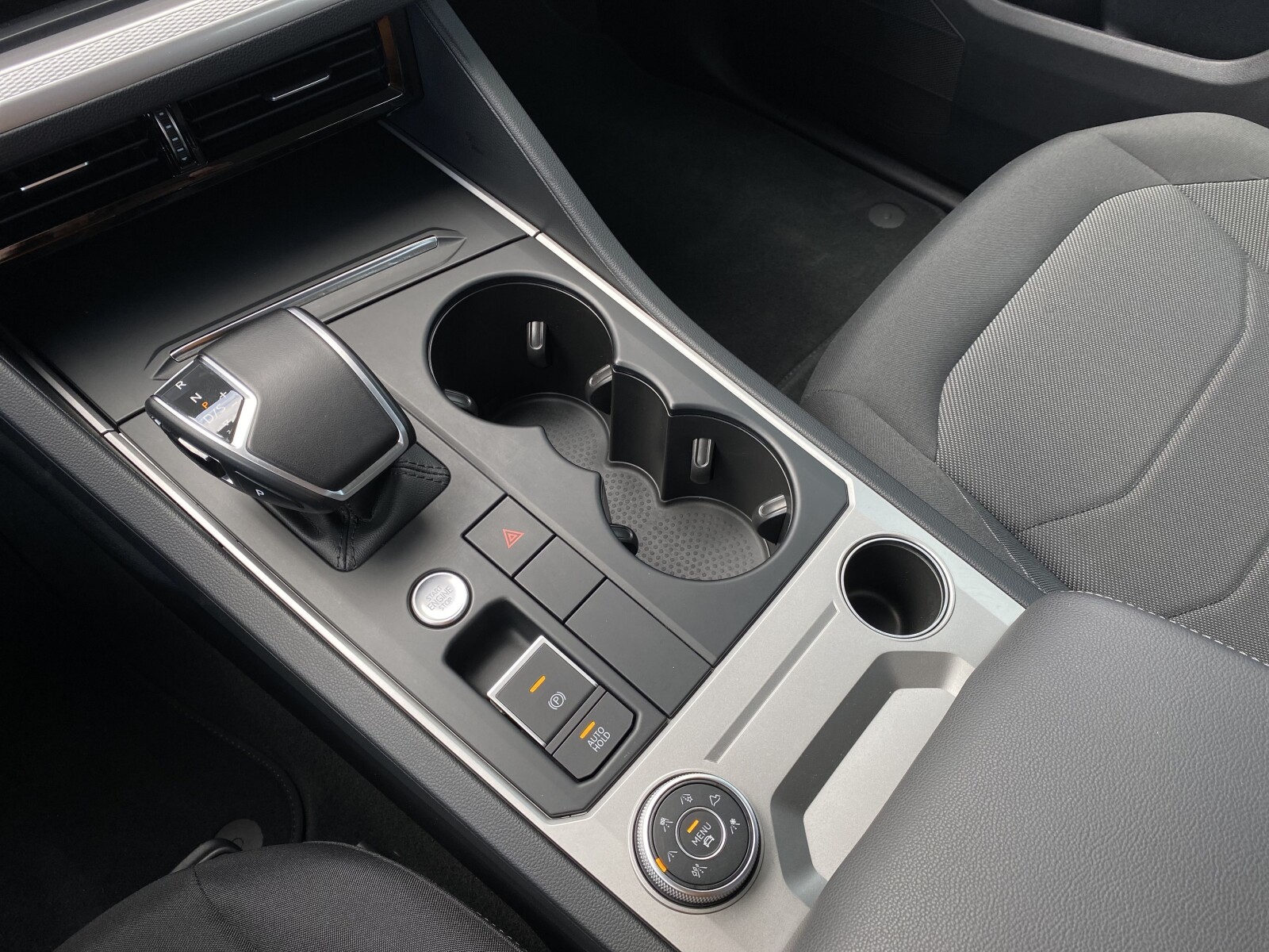 Volkswagen Touareg - zdjęcie 18