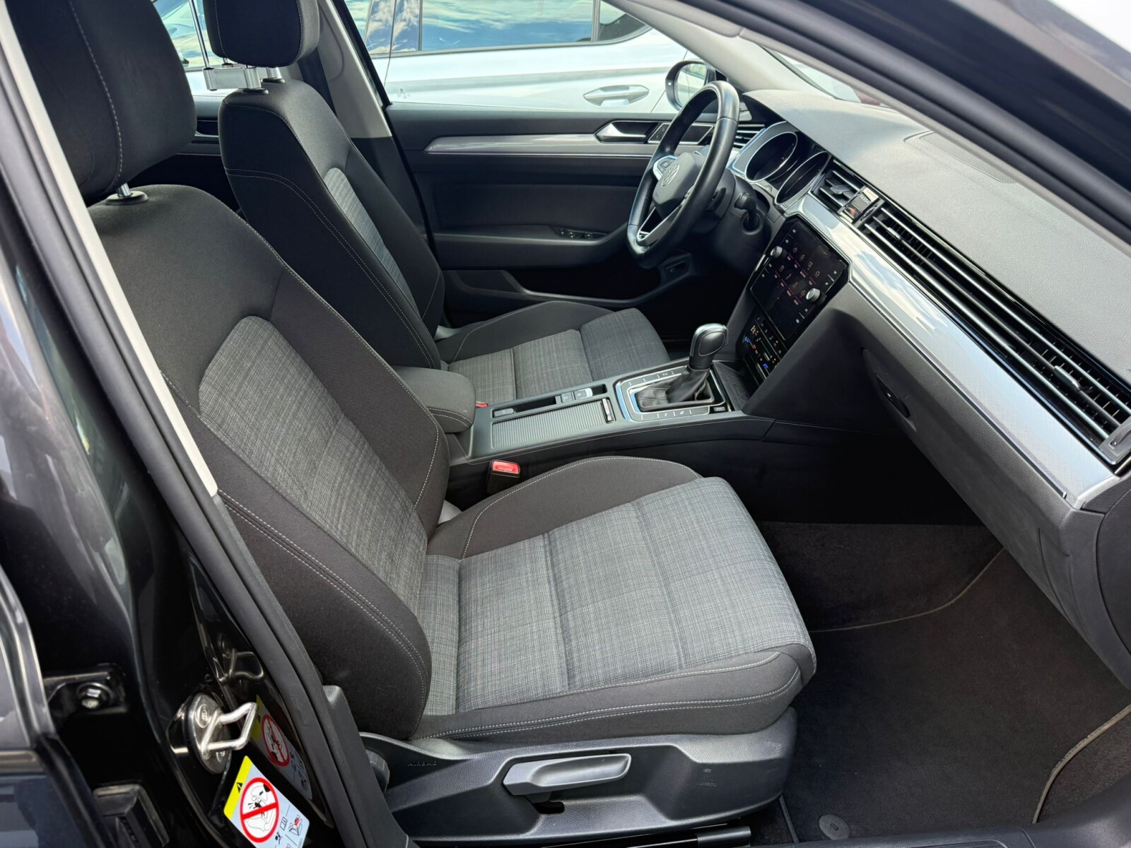 Volkswagen Passat - zdjęcie 16