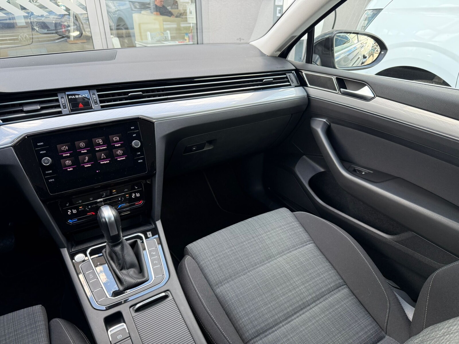 Volkswagen Passat - zdjęcie 20