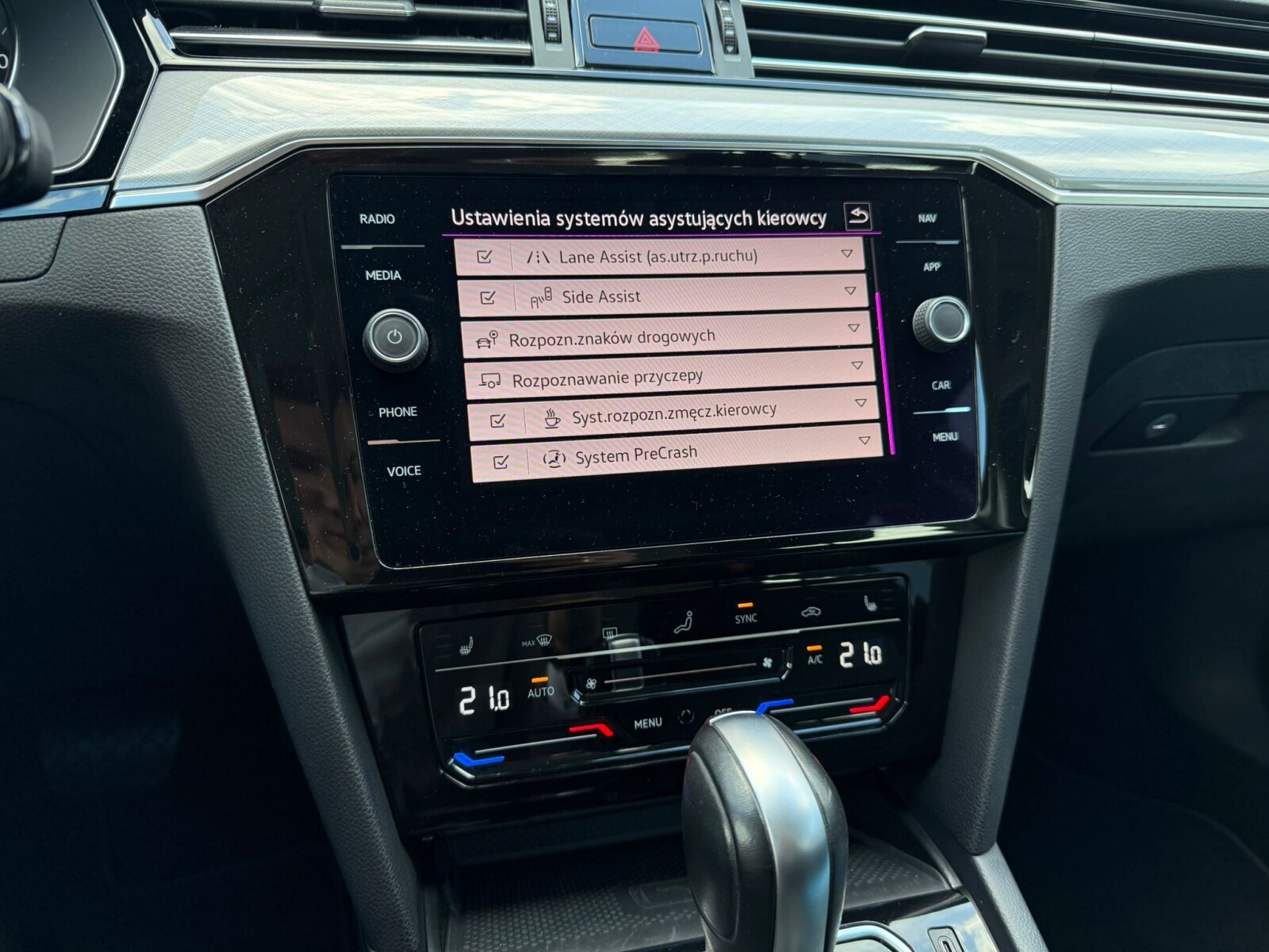 Volkswagen Passat - zdjęcie 25