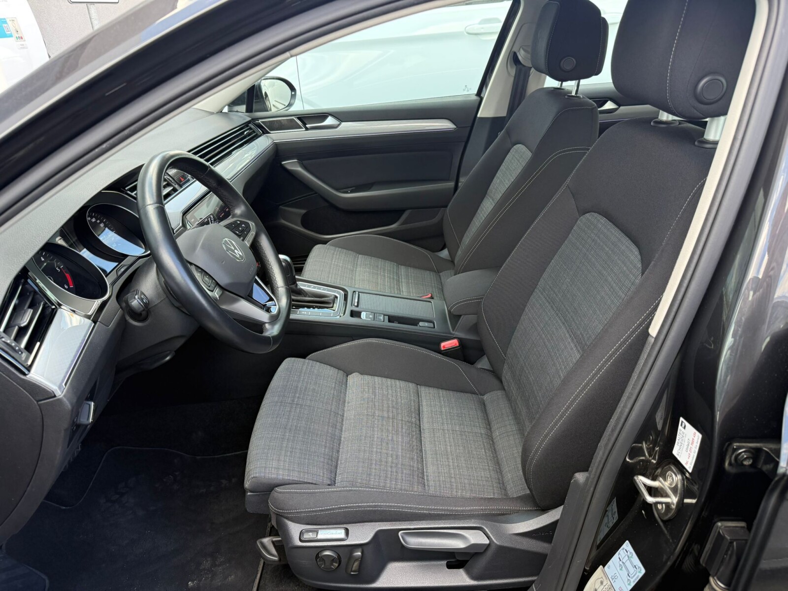 Volkswagen Passat - zdjęcie 12