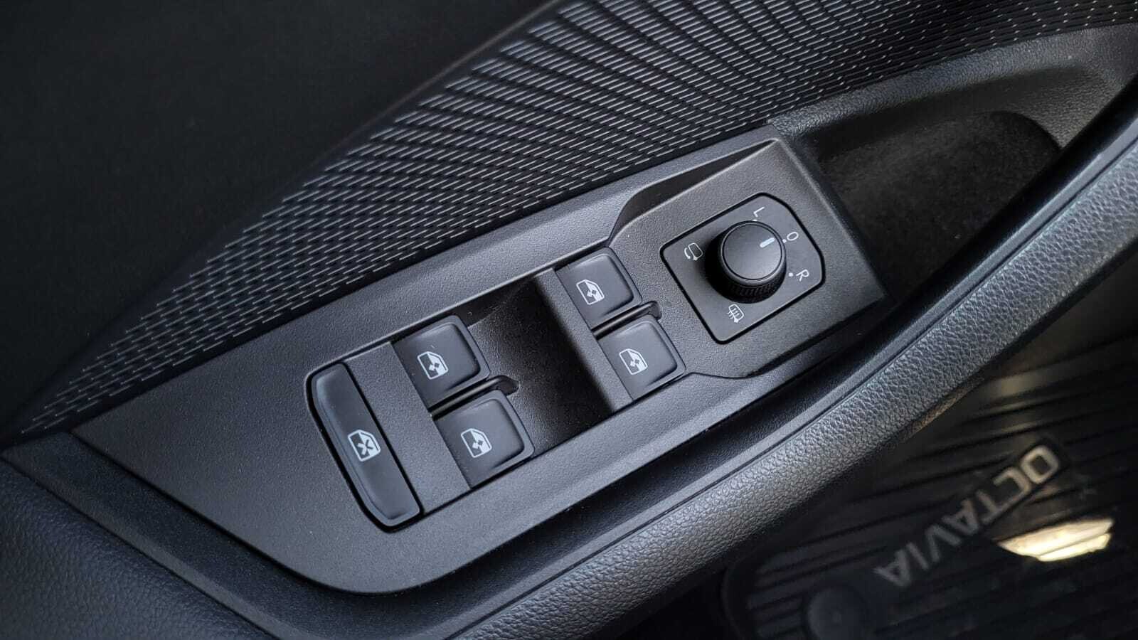 Škoda Octavia Combi - zdjęcie 15