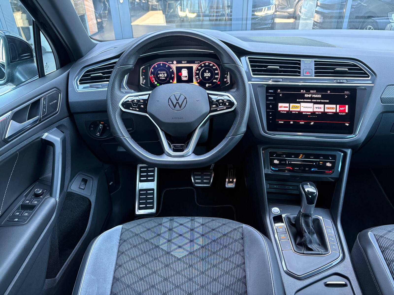 Volkswagen Tiguan - zdjęcie 10
