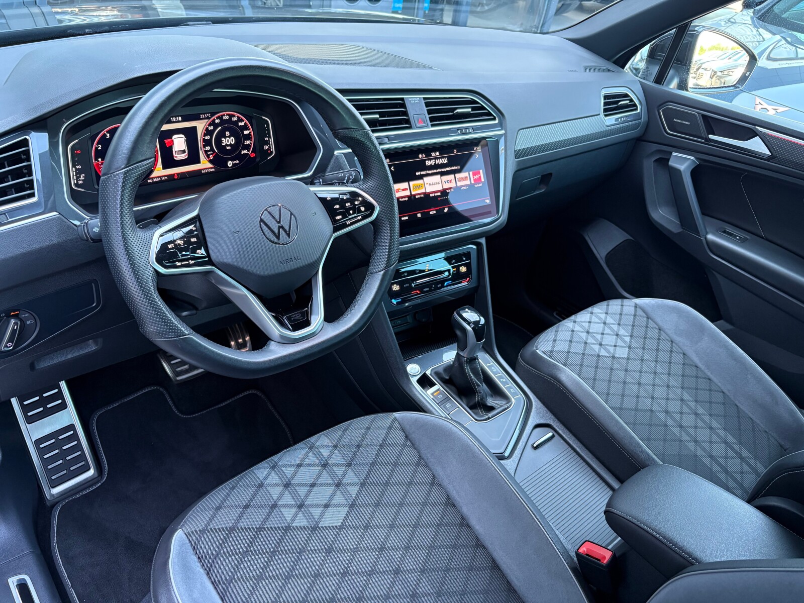 Volkswagen Tiguan - zdjęcie 11