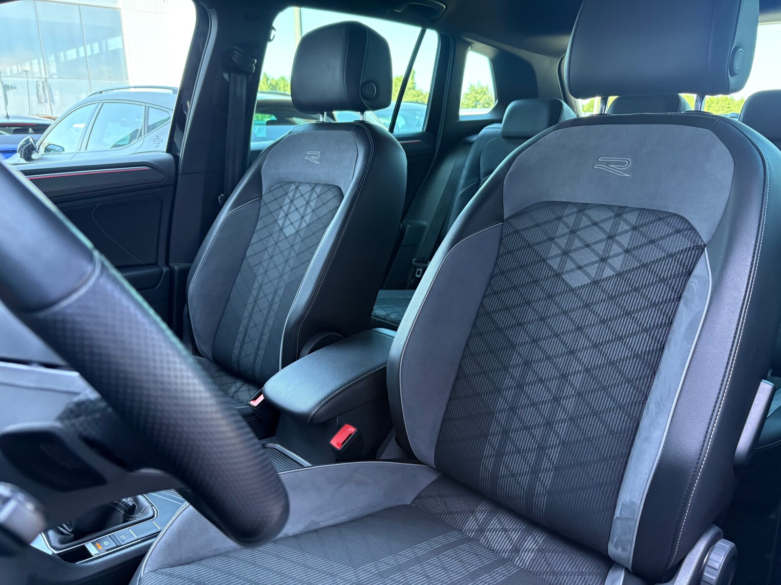 Volkswagen Tiguan - zdjęcie 12
