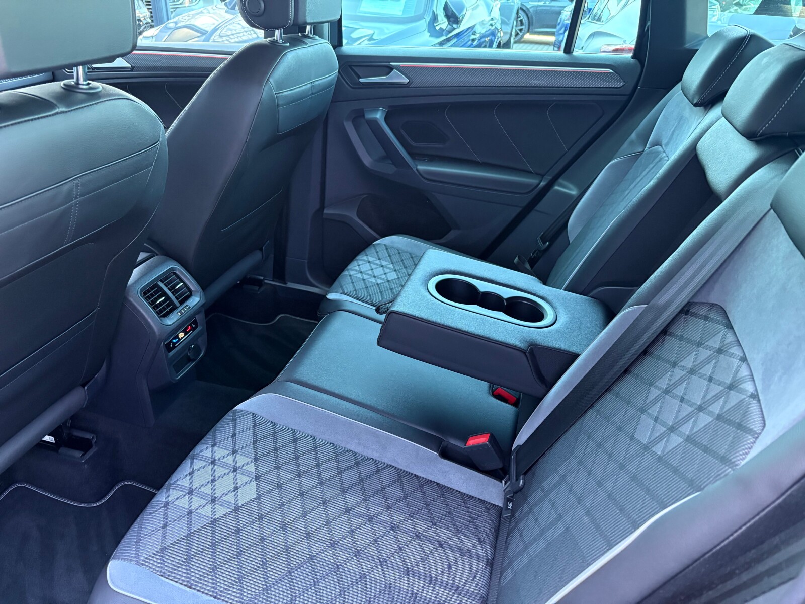 Volkswagen Tiguan - zdjęcie 14