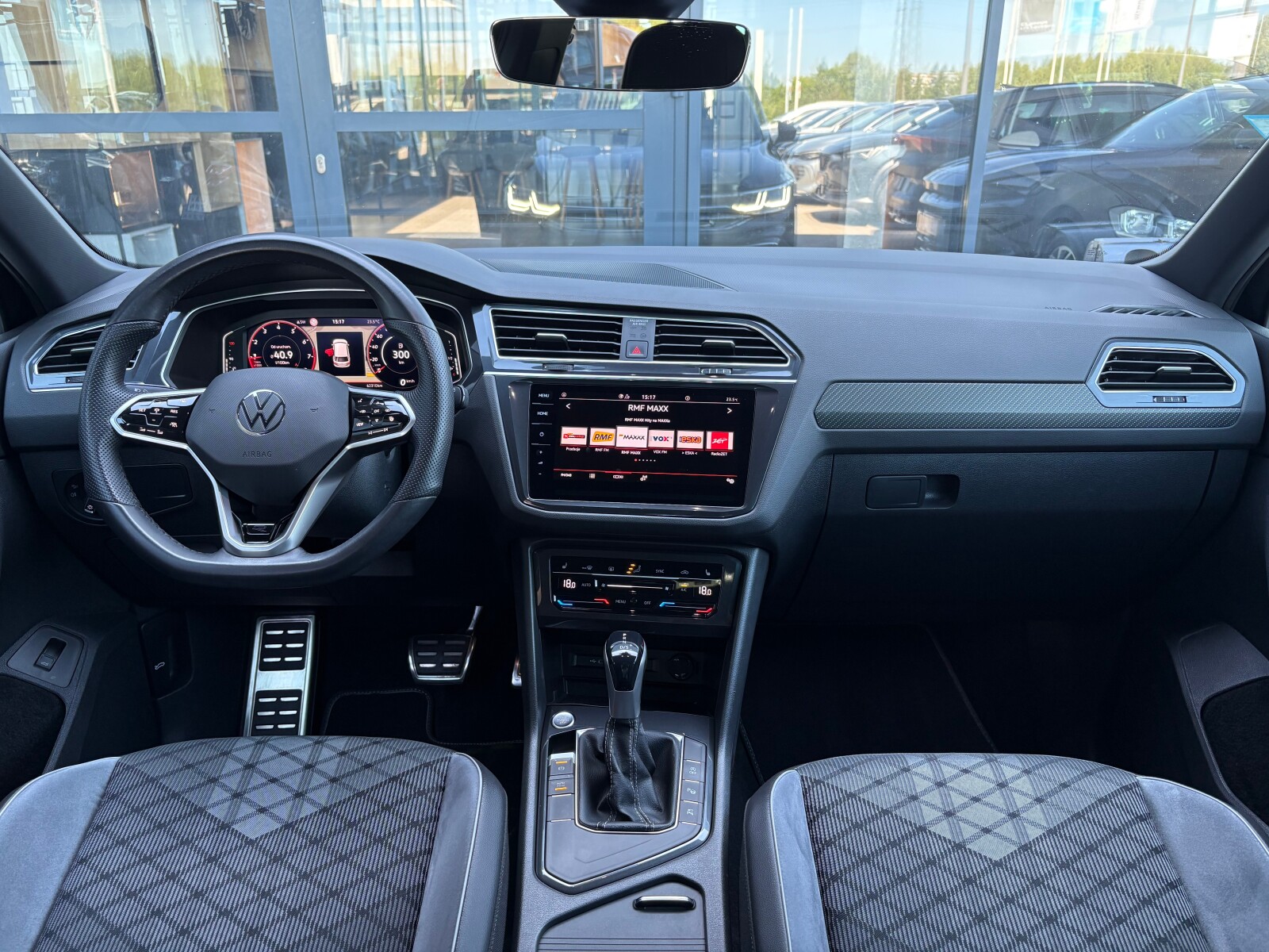 Volkswagen Tiguan - zdjęcie 9