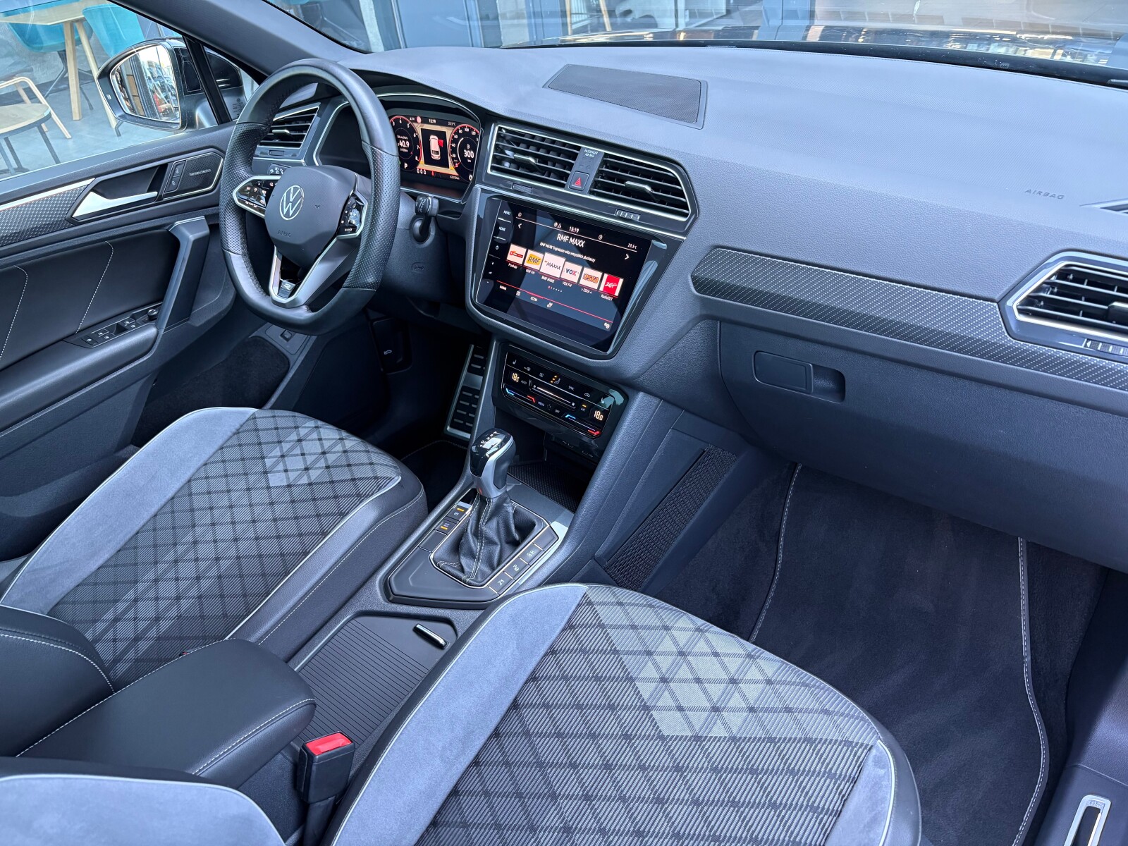 Volkswagen Tiguan - zdjęcie 17