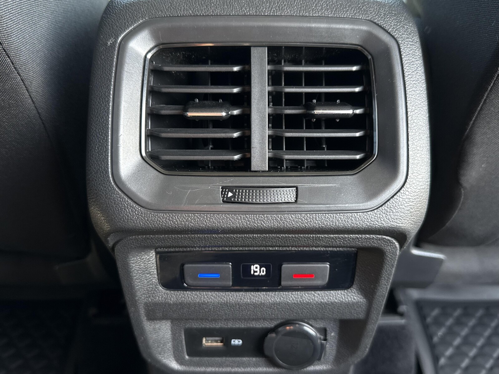 Volkswagen Tiguan Allspace - zdjęcie 33