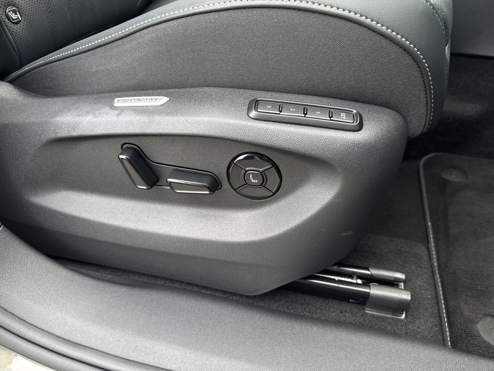 Volkswagen Tiguan - zdjęcie 24