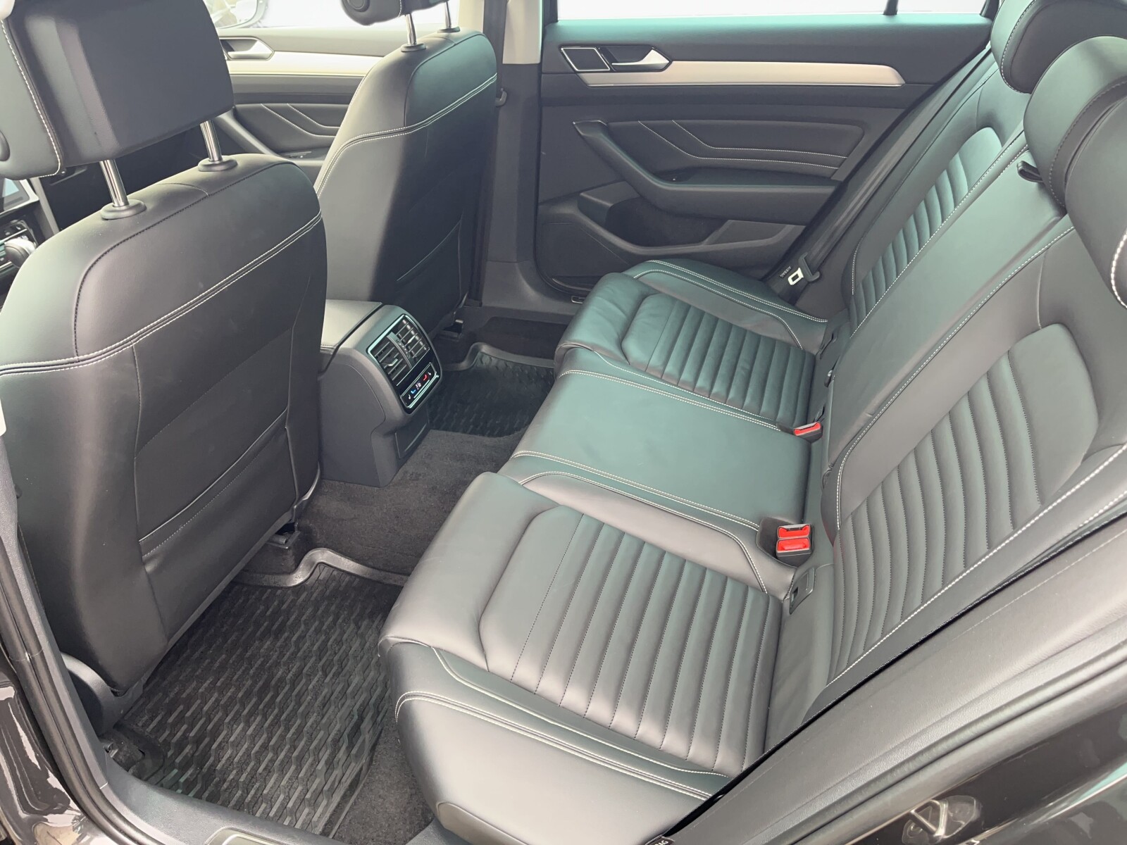 Volkswagen Passat Variant - zdjęcie 11