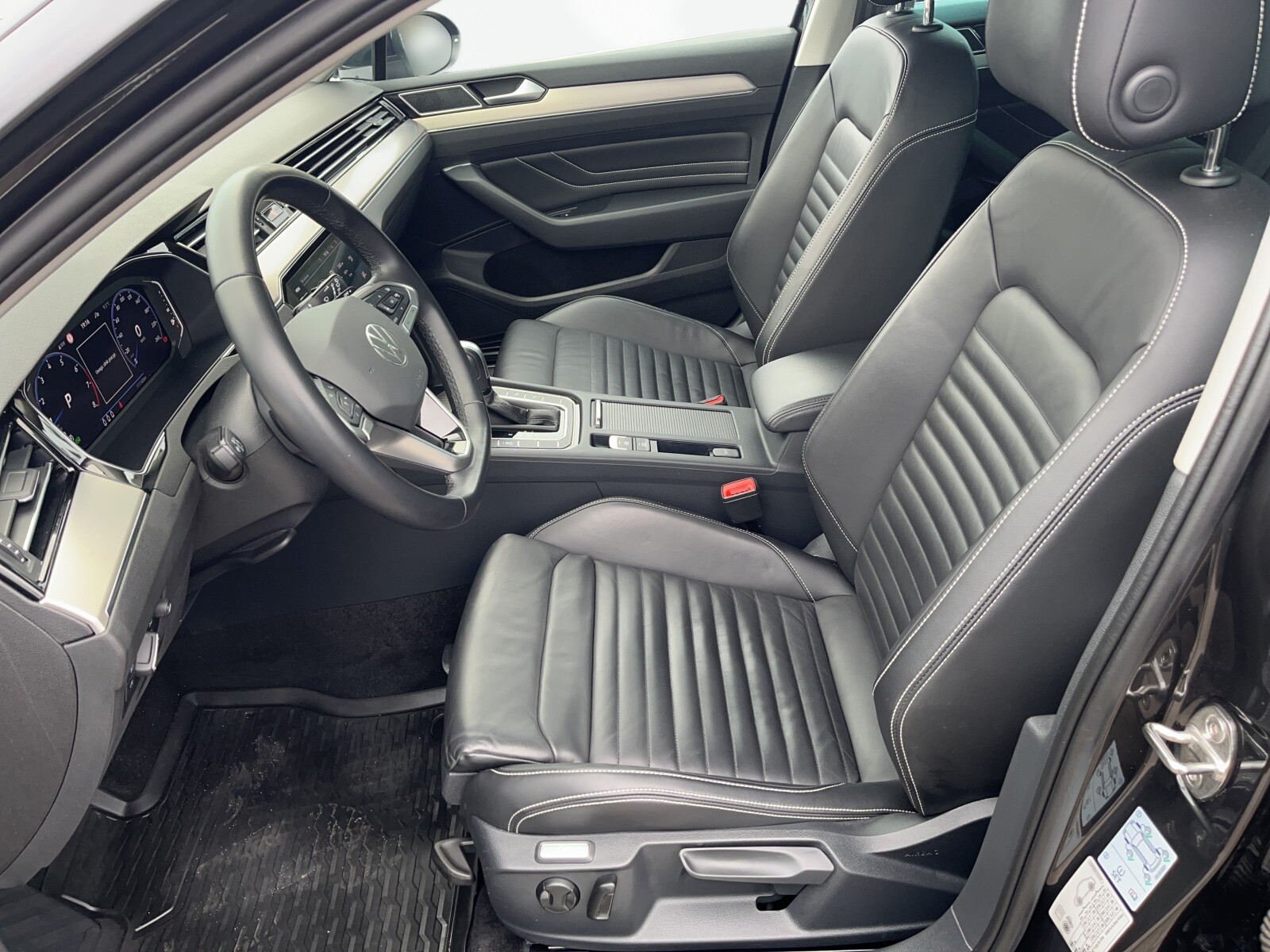 Volkswagen Passat Variant - zdjęcie 16