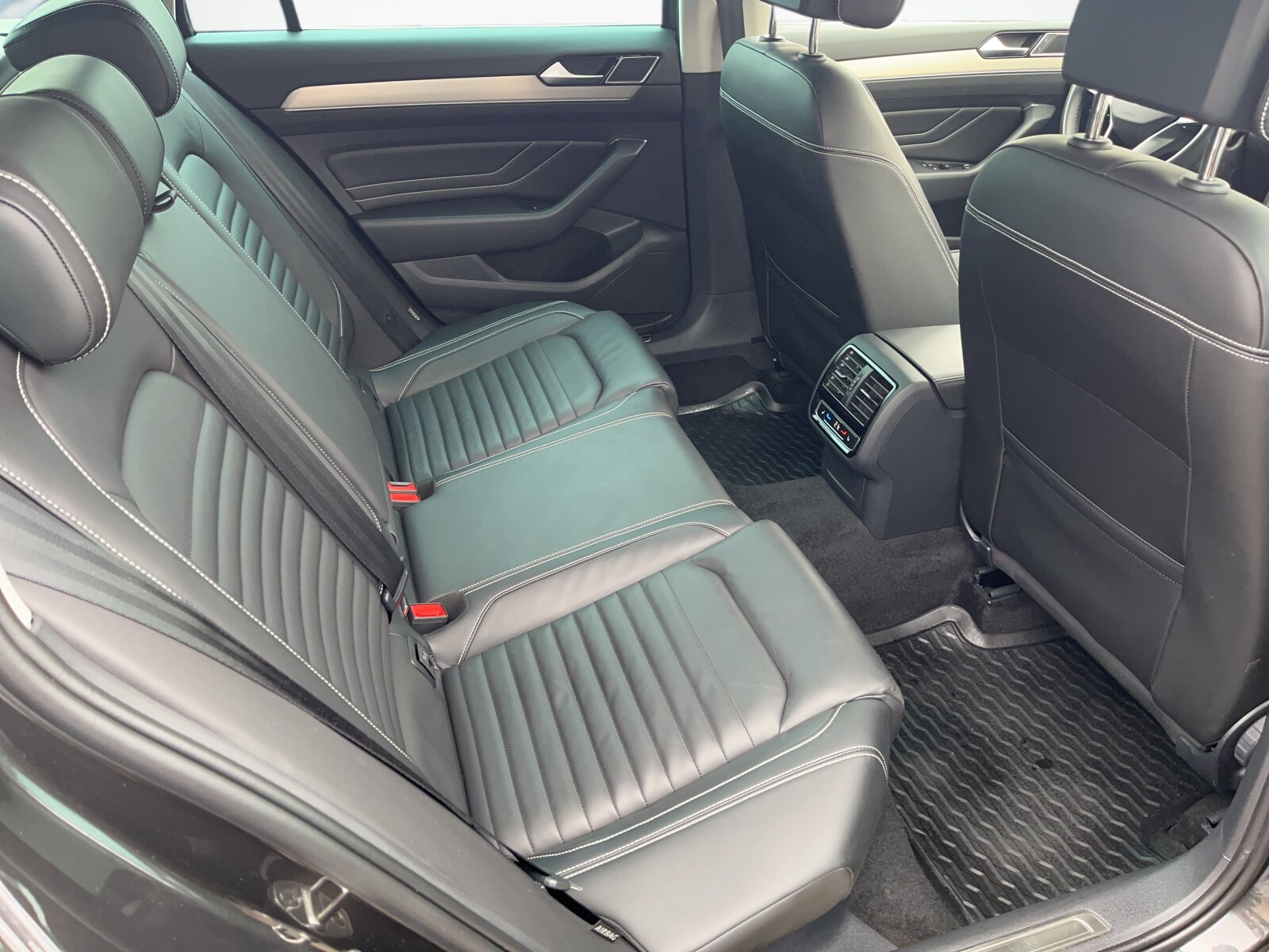 Volkswagen Passat Variant - zdjęcie 12