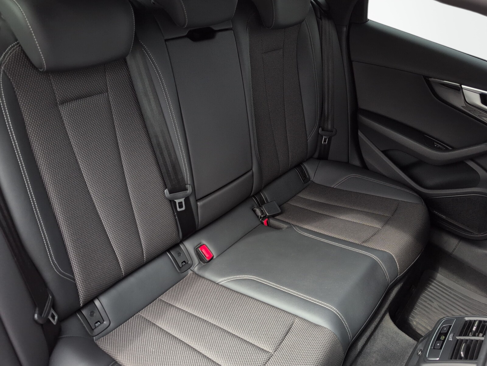 Audi A4 Avant - zdjęcie 13