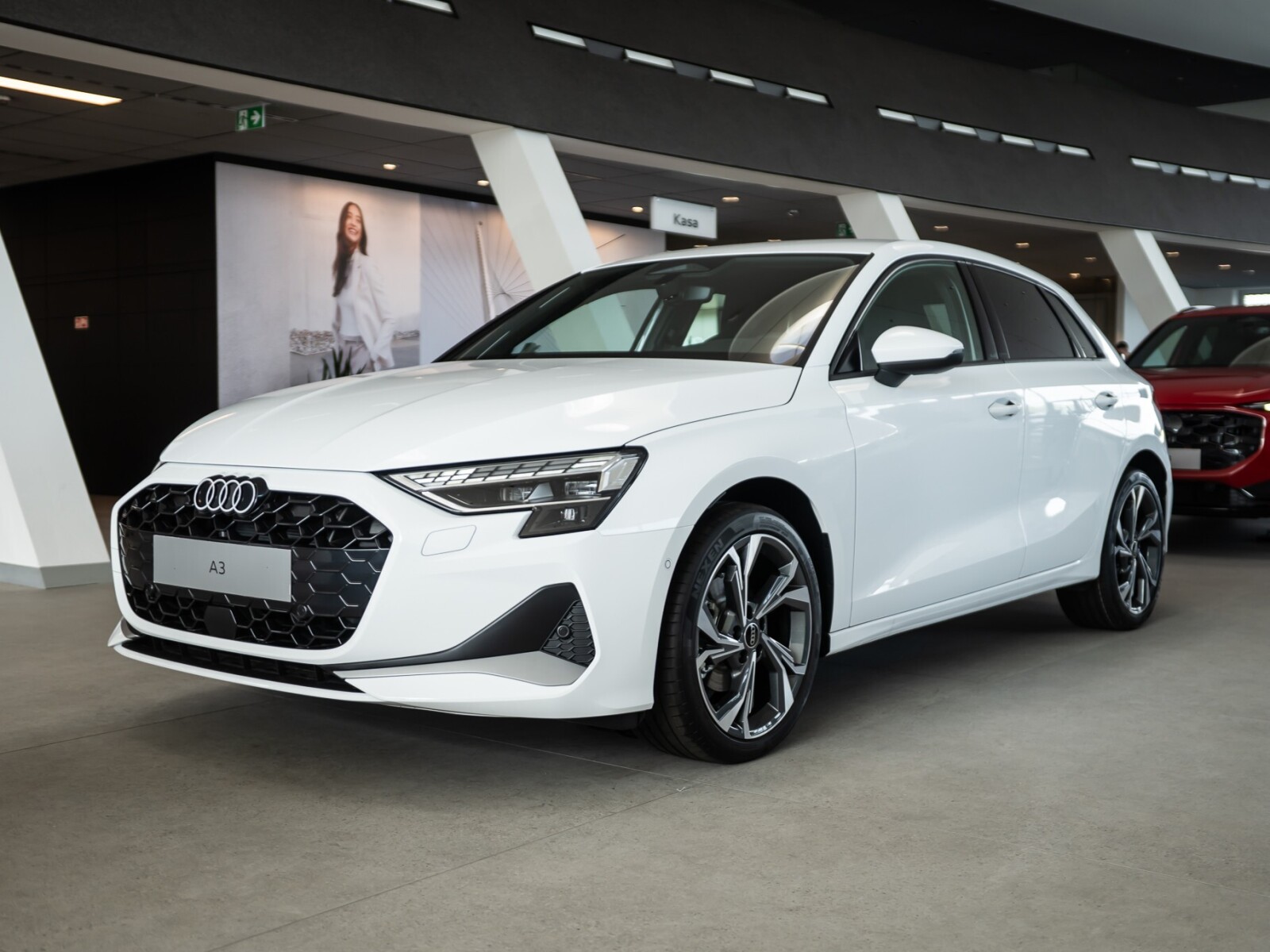 Od ręki / Reflektory LED / Akt. tempomat / Park assist / Kamera