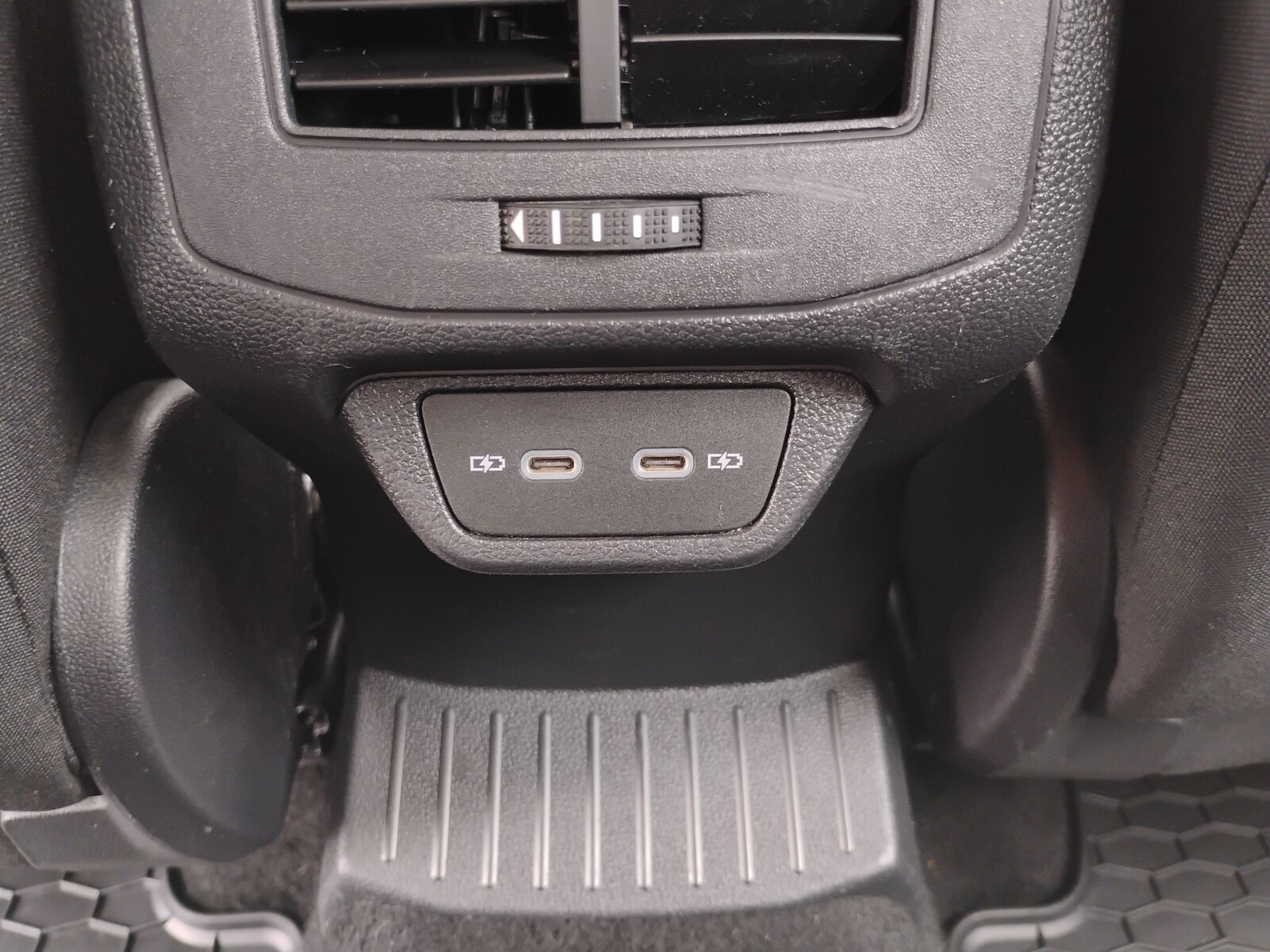 Volkswagen T-Roc - zdjęcie 29