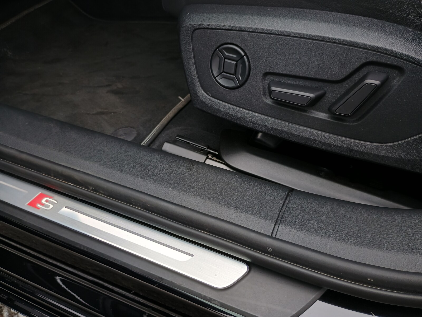 Audi S6 Avant - zdjęcie 21