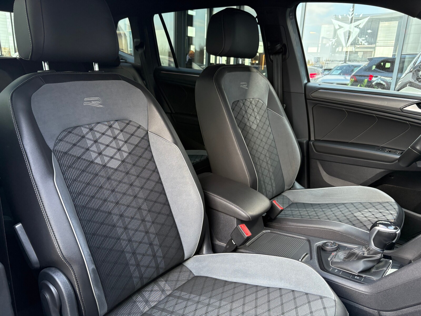 Volkswagen Tiguan - zdjęcie 18