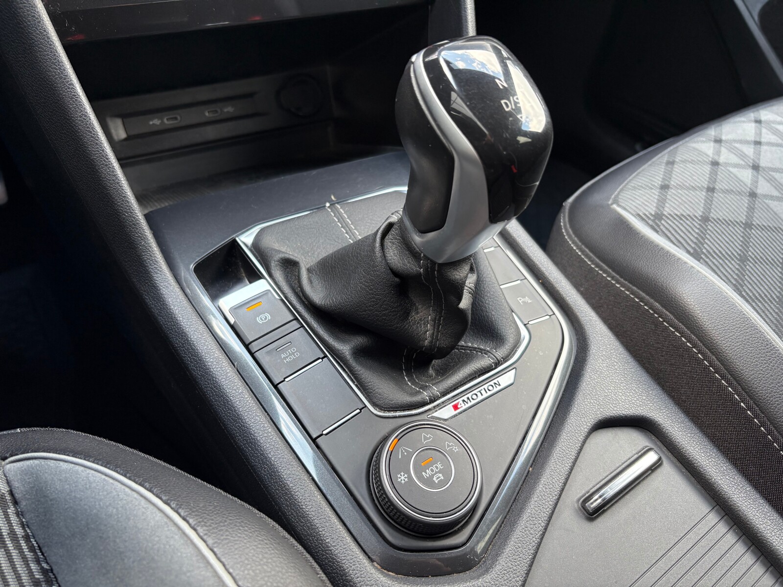 Volkswagen Tiguan - zdjęcie 28