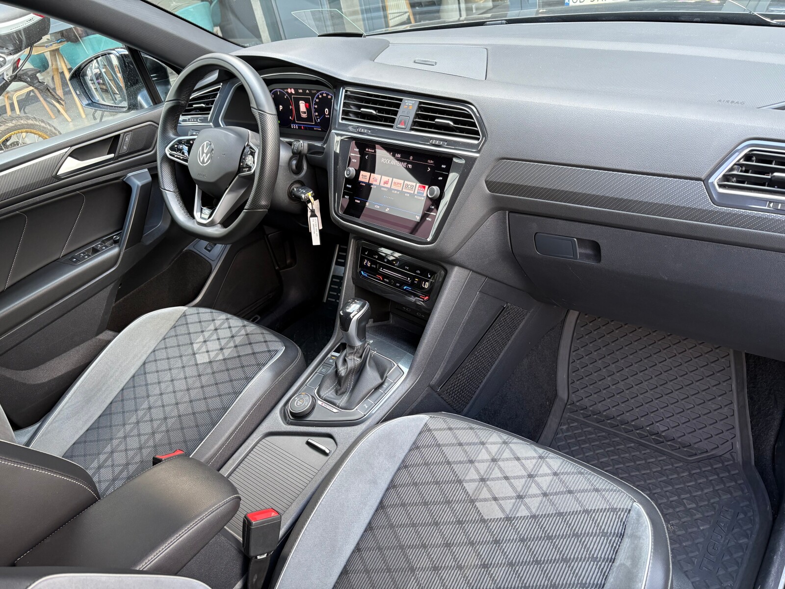 Volkswagen Tiguan - zdjęcie 17