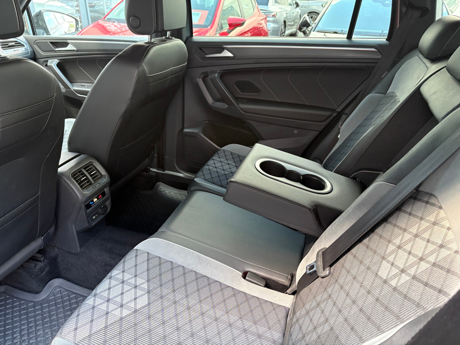 Volkswagen Tiguan - zdjęcie 15