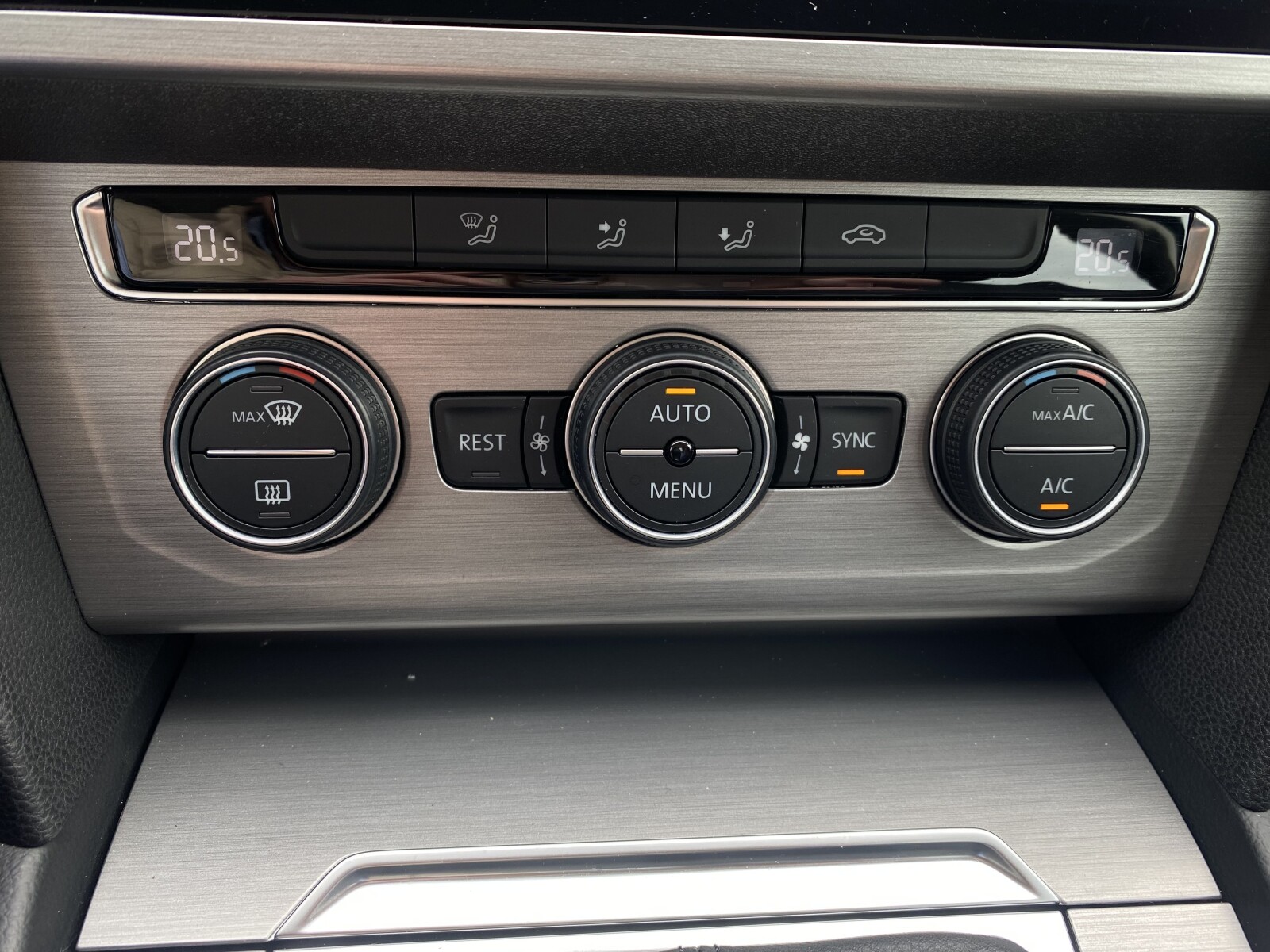 Volkswagen Passat - zdjęcie 17