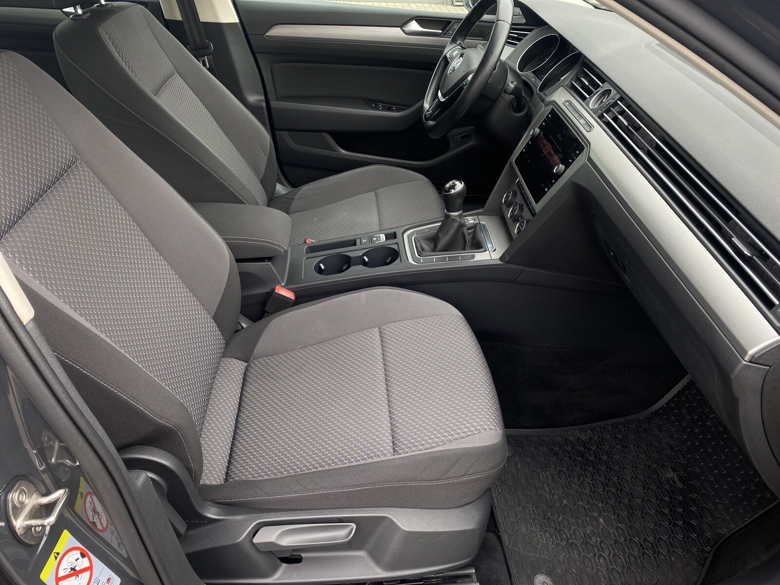Volkswagen Passat - zdjęcie 29