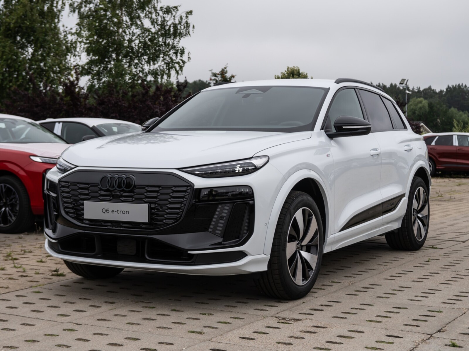 251KM / E-tron Compact/ S-line/ Mikrofibra/ Leasing 101%