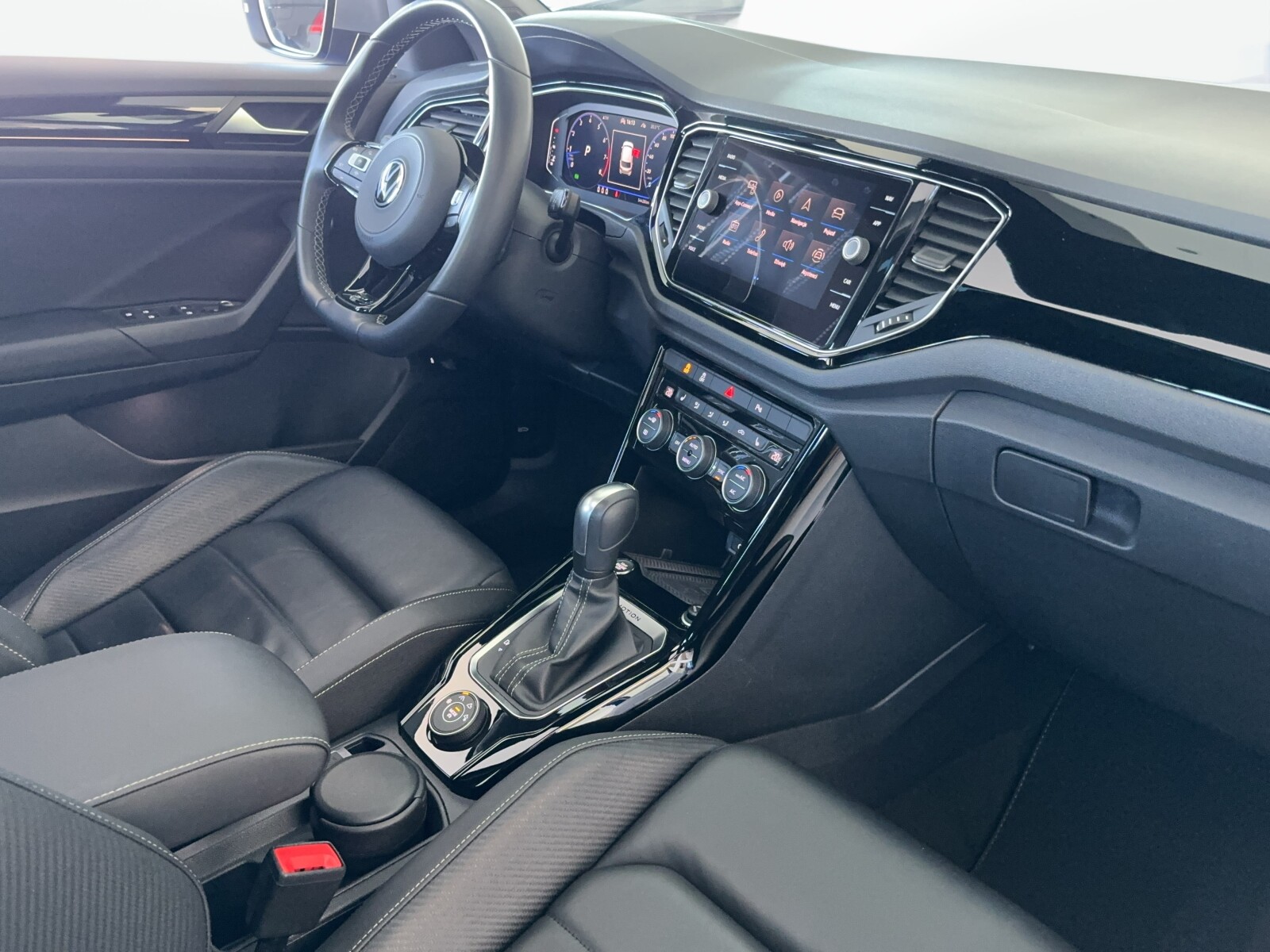 Volkswagen T-Roc - zdjęcie 18