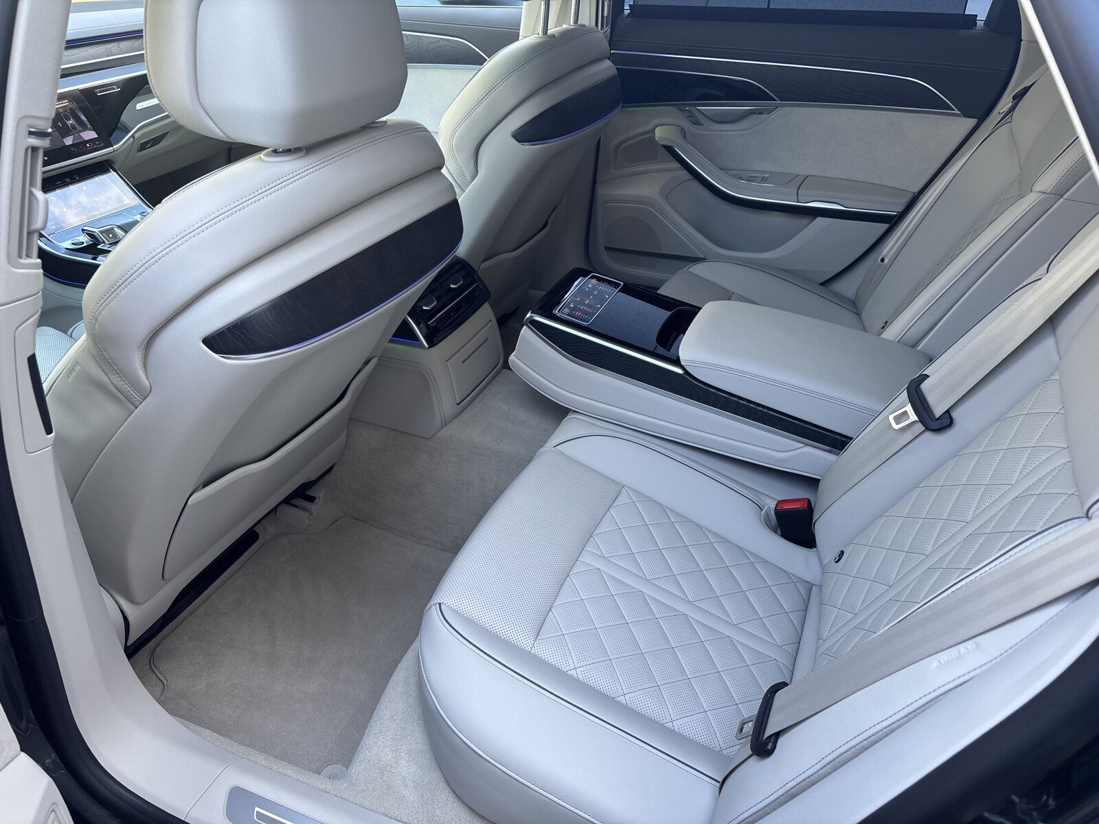 Audi A8 - zdjęcie 32