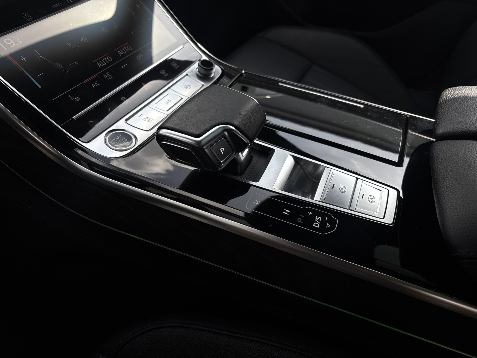 Audi A8 - zdjęcie 17