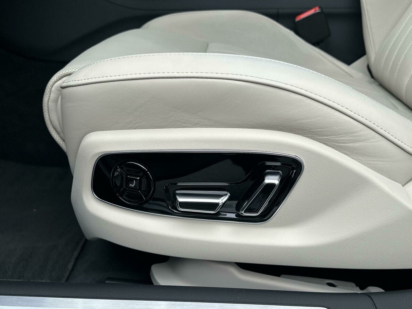 Audi A8 - zdjęcie 22