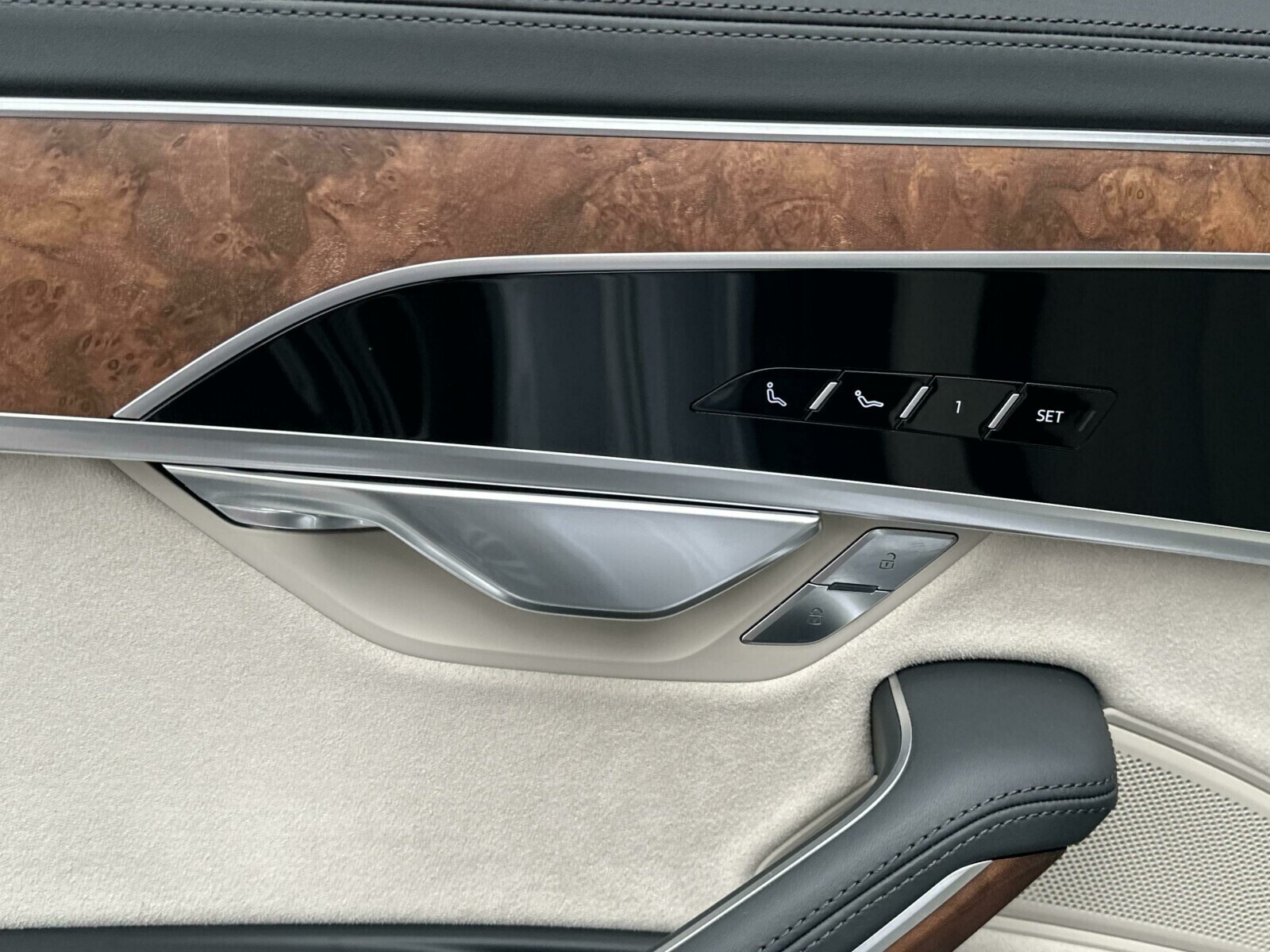 Audi A8 - zdjęcie 23